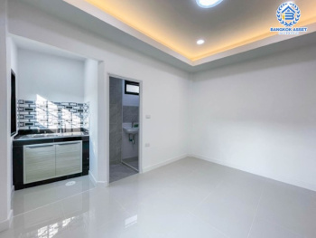 *****บ้านแฝดมือสองชั้นเดียว ย่านนนทบุรี ม.รวยรื่น ติวานนท์  บ้านสวยตกแต่งใหม่เหมือนมือหนึ่ง บนเนื้อที่ 32 ตร.ว. มาพร้อมฟังก์ชัน 3 ห้องนอน 3 ห้องน้ำ จอดรถ 1 คัน  บนทำเลศักยภาพ เชื่อมต่อถนนหลายเส้นทาง ใกล้จุดขึ้นทางด่วนงามวงศ์วาน และ รถไฟฟ้าสถานีกระทรวงสาธารณสุข เติมเต็มด้วยสิ่งอำนวยความสะดวกครบครัน